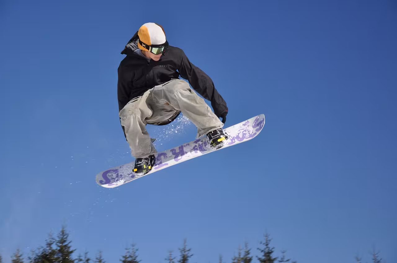 Adrenalin beim Snowboarden Snowboardfahrer springt im Tiefschnee im Winter