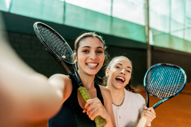 Junge Frauen beim Tennis spielen
