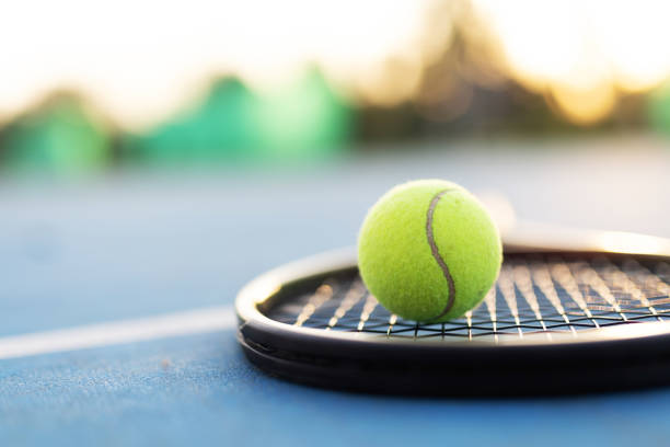 Tennisball auf Schläger