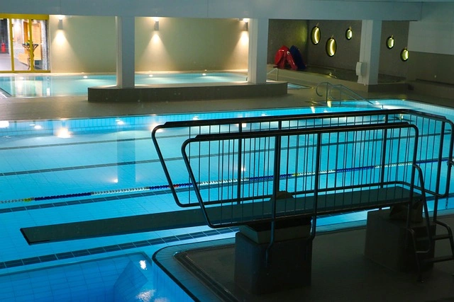 Schwimmen im Hallenbad – Sport & Erholung Modernes Hallenbad mit Sprungbrett – ruhiger Wassersport
