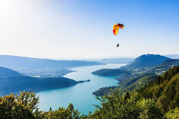 Paragliding über dem Annecy-See Paragliding über dem Annecy-See in Frankreich mit Alpenpanorama