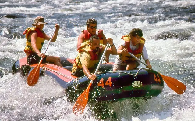 Rafting Rhein – Wildwasser-Abenteuer erleben Rafting-Gruppe im Wildwasser – actionreicher Wassersport