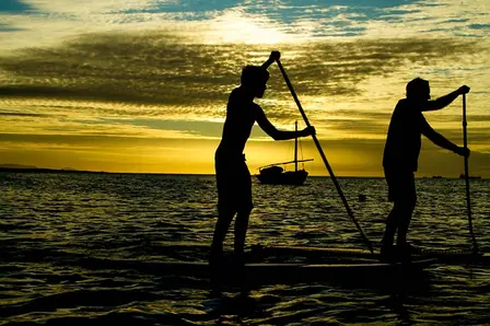 Stand-Up-Paddling ist beim Rafting – Paddelsport im Urlaub die perfekte Kombination aus Entspannung, Gleichgewicht und Naturgenuss