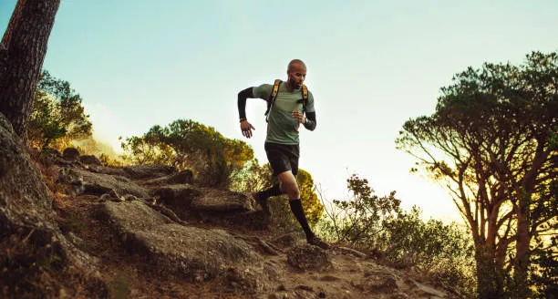 Trailrunning im Morgenlicht am Hang Trailrunning am Bergabhang in der Morgensonne