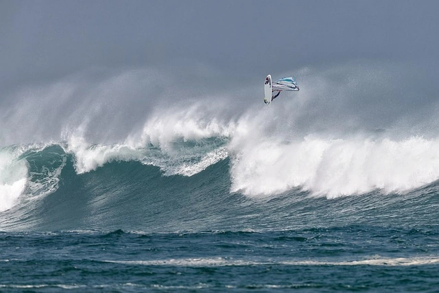 Windsurfen & Surfen Ostsee – Wassersport mit Kick Windsurfer hebt ab über gewaltige Wellen – intensiver Wassersport
